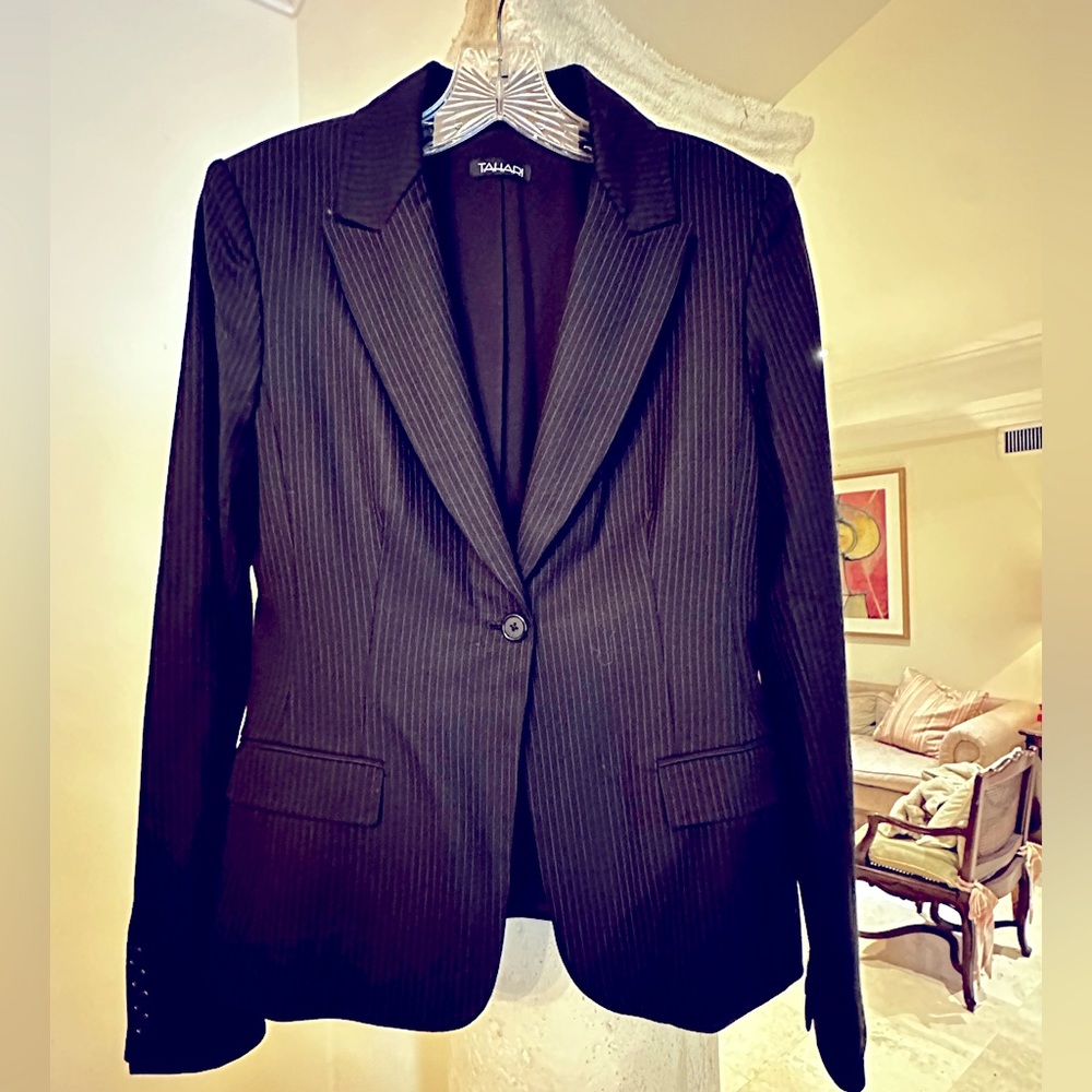 Tahari pin stripe woman’s pant suit with blazer size 8. Worn once